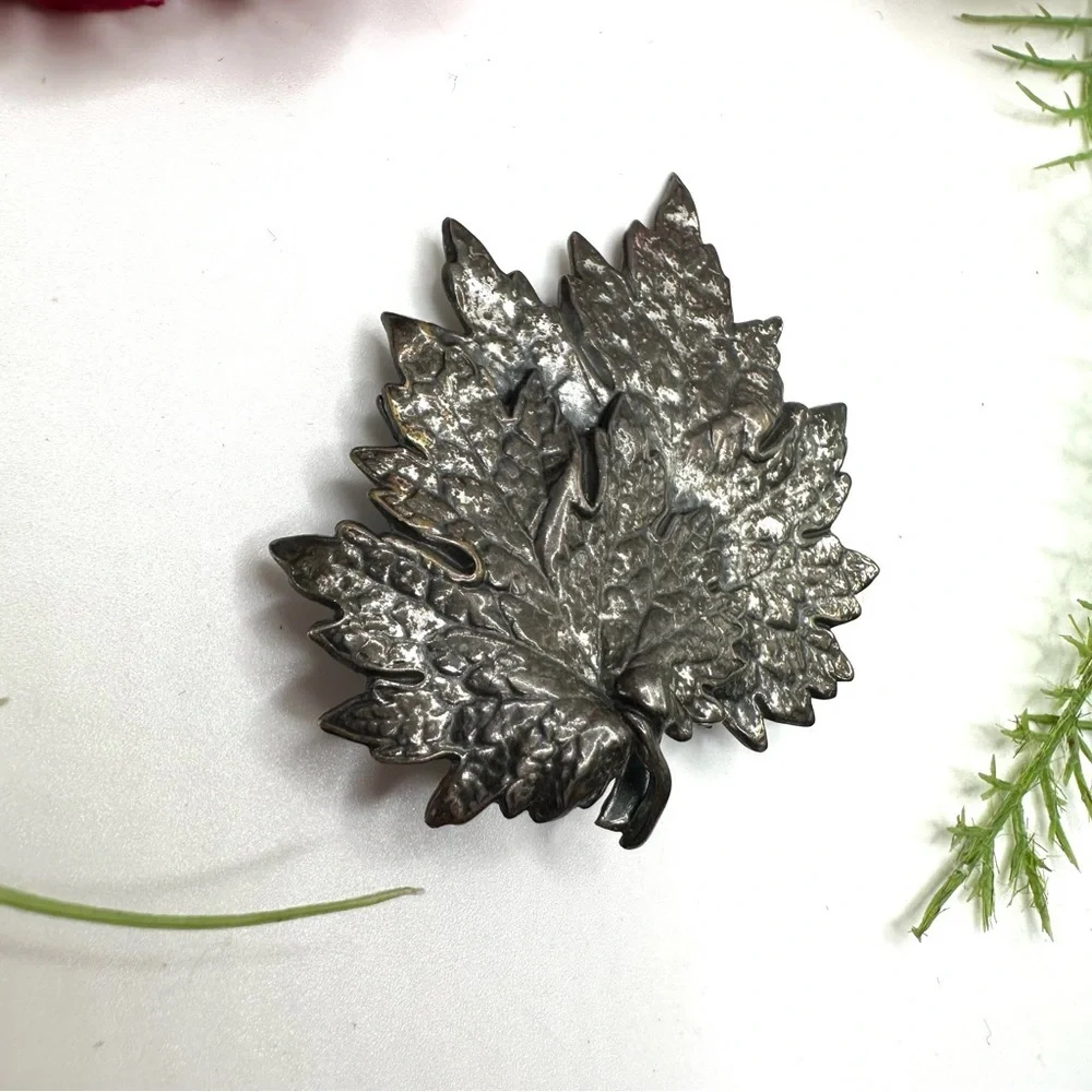 VINTAGE⚜️NAPIER Antiqued Silver Leaves Brooch